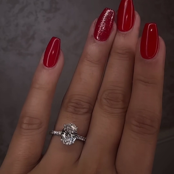 Elegant Silver Oval-Cut Ring - Picture 3 of 14